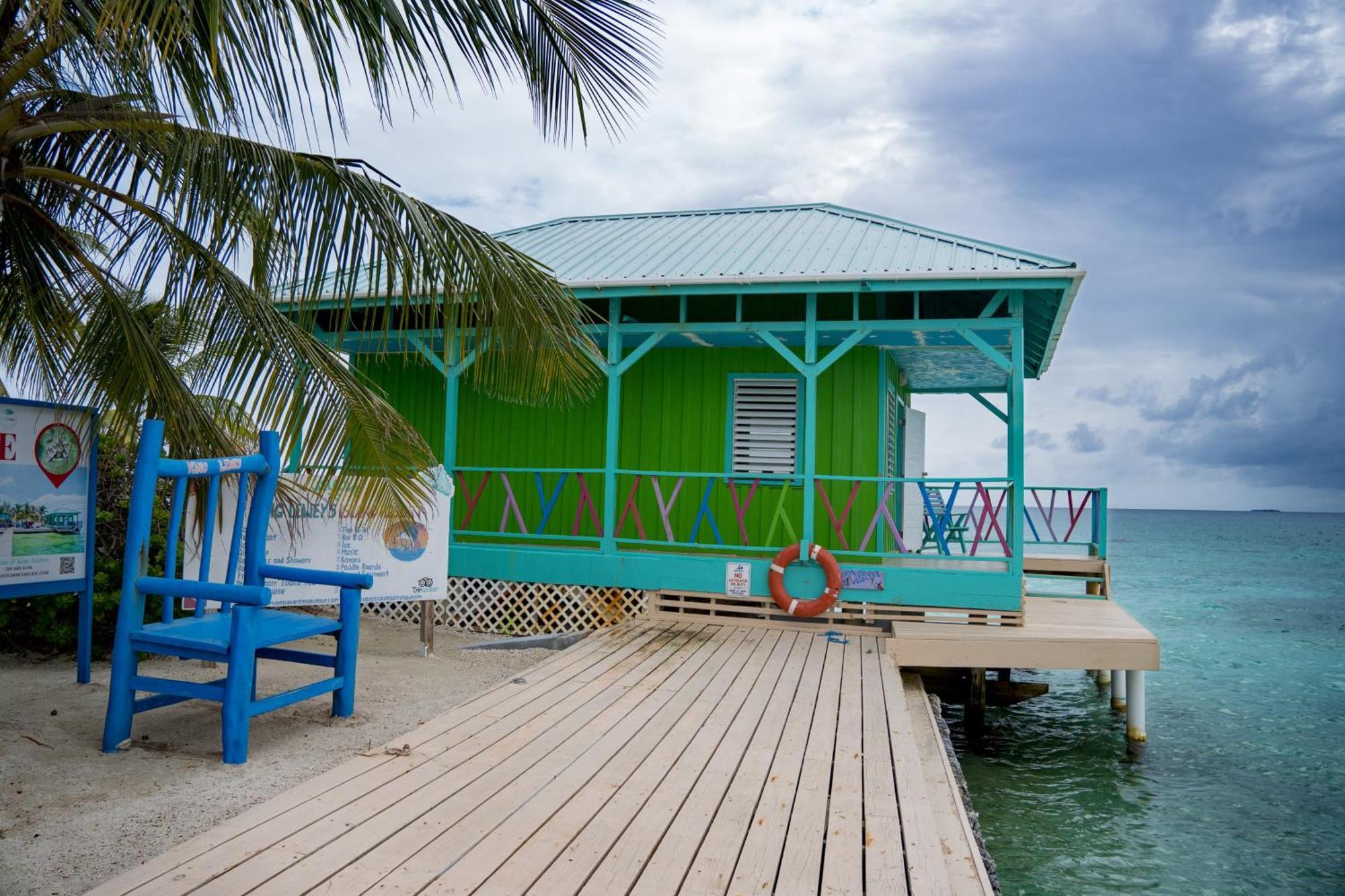 King Lewey'S Island Resort Placencia Eksteriør billede